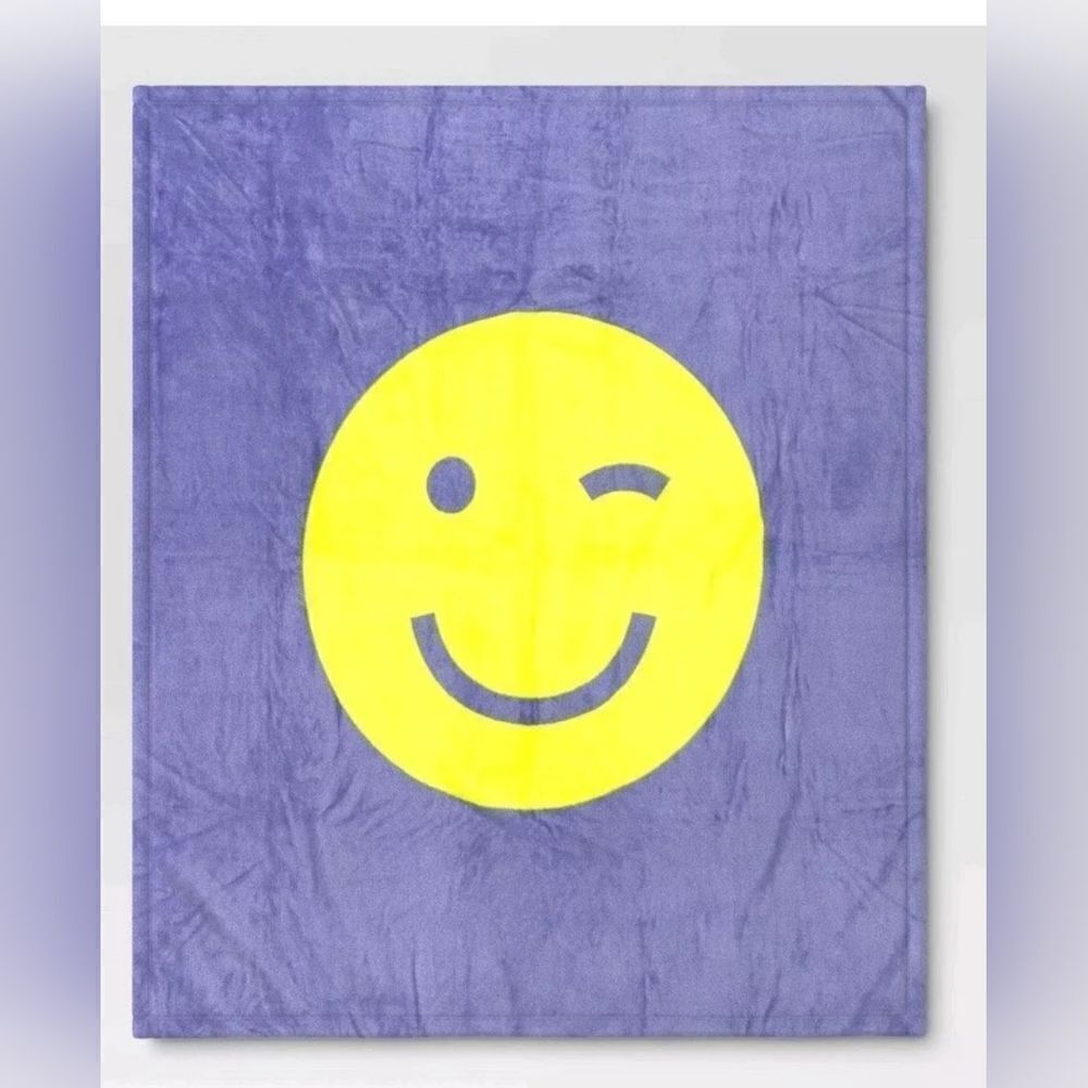New Smiley Chartreuse Flutter Throw Blanket Room Essentials 50×60"